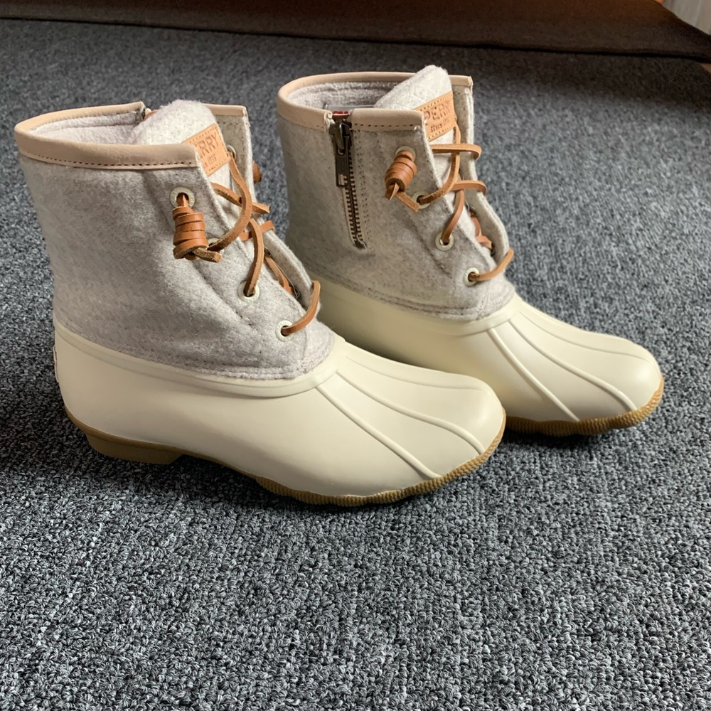 Sperry Saltwater boots. Embossed light gray wool. Cream colored. Size: 5